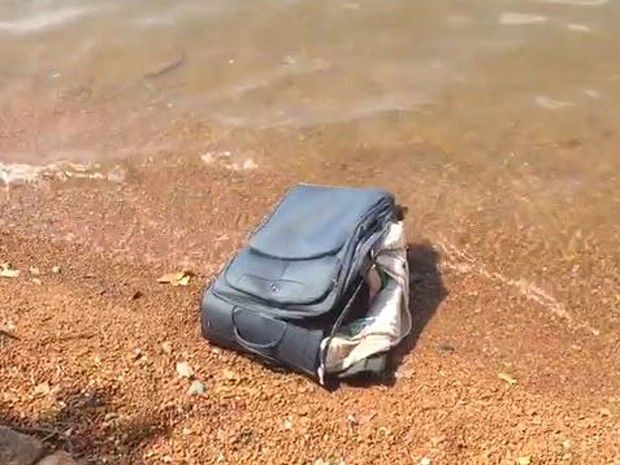 Mala onde foi encontrado corpo de homem em Brasília; bagagem estava no Lago Paranoá (Foto: Daniela Ramalho/TV Globo)