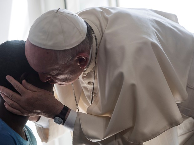 Papa Francisco beija membro da comunidade Papa João XXIII em Roma (Foto: Osservatore Romano/Handout via Reuters)
