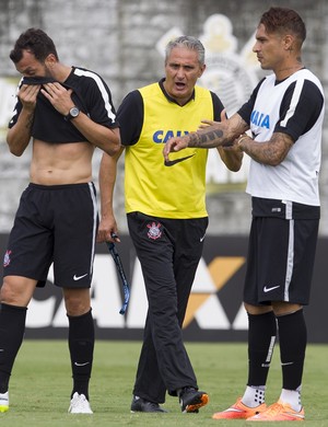 Em meio às negociações, Tite pede que Guerrero tenha foco no campo