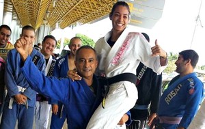Pai e treinador, Manoel João, comemora o título mundial da filha, Ariadne Oliveira (Foto: Arquivo pessoal)