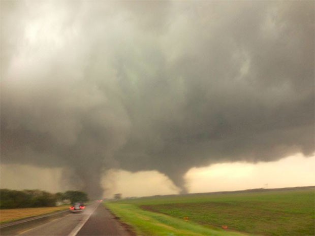 Tornados ocorreram simultaneamente (Foto: REUTERS/Dustin Wilcox/TwisterChasers )