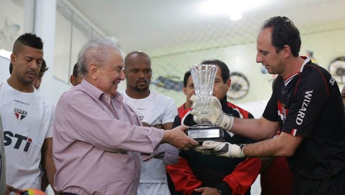 Rogério Ceni recebe homenagem de Juvenal Juvêncio (Foto: site oficial / saopaulofc.net)