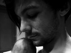 Louis Tomlinson, do One Direction, mostra o filho recém-nascido
