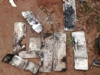 Polícia encontrou diversas placas queimadas no local (Foto: Divulgação/Polícia Militar)