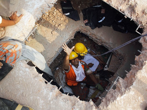 Bombeiros tentam resgatar trabalhadores presos em escombros de prédio que desabou em Savar, Bangladesh. O edifício de 8 andares que desabou abrigava um shopping center e fábricas de roupas nas imediações da capital Dhaka. (Foto: Andrew Biraj/Reuters) (Foto: Andrew Biraj/Reuters)