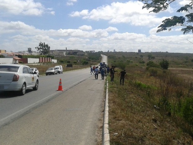 Homem teve o pescoço cortado por arame na BR-230, próximo a Campina Grande (Foto: Felipe Valentim / TV Paraíba)