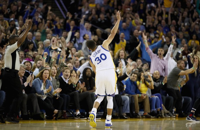 Curry faz 40 pontos e bate recorde de cestas de três na NBA