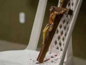 Durante a peça, ator usa sangue em imagem de Cristo (Foto: Anderson Damasceno/Arquivo pessoal)