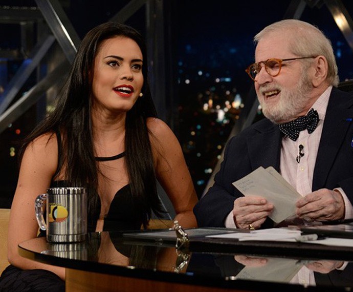 Pela primeira vez em novelas, Letícia Lima, famosa na internet em um canal de humor, será Allison. Na foto, a atriz foi entrevistada no Programa do Jô em junho de 2014. (Foto: TV Globo)