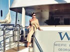 Luiza Brunet posa elegante em barco após topless
