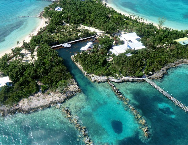 Ilha Sandy Cay, nas Bahamas, teve preço reduzido de US$ 18 milhões para US$ 15 milhões. (Foto: www.privateislandsonline.com)