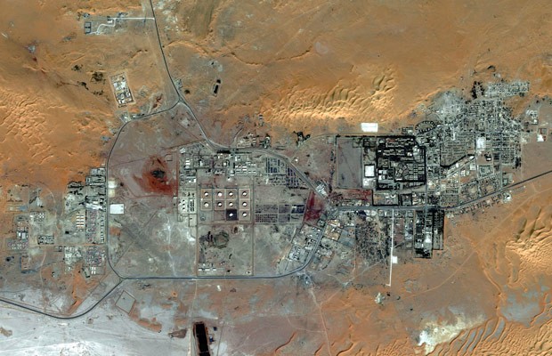Imagem mostra o campo de gás de Amenas visto de cima (Foto: Reuters)