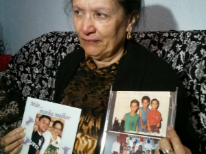 Emocionada, Clemilda dos Santos mostra fotos dos filhos (Foto: Cláudio Nascimento/TV TEM)