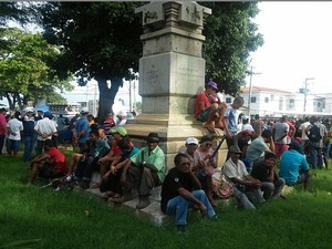 Movimentos agrárias ocuparam a praça Sinimbú, no Centro de Maceió (Foto: Lucas Leite/G1)