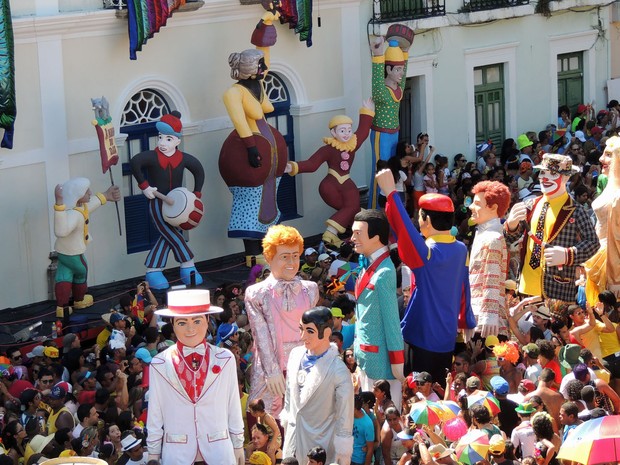 Bonecos gigantes tomaram conta das ladeiras de Olinda; Menino da Tarde a frente do desfile (Foto: Katherine Coutinho / G1)