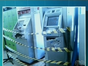 Homens que tentaram explodir caixas eletrônicos estão foragidos