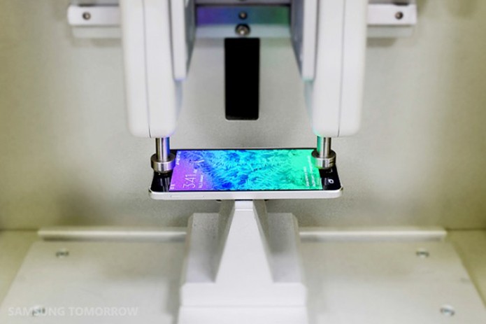 Depois da montagem, smartphone segue para os testes de resistência (Foto: Divulgação/Samsung)