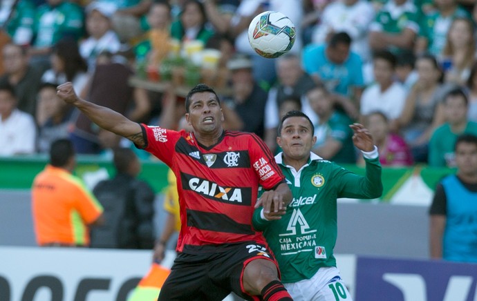 Luis Montes e Andre Santos, Leon x Flamengo (Foto: AP)