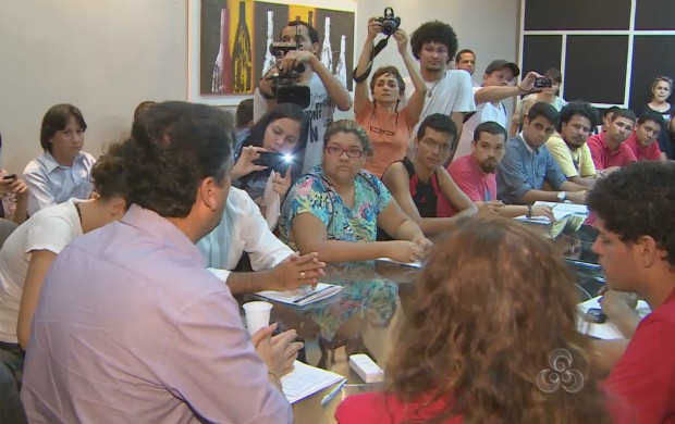 Reunião dos coordenadores do movimento passe livre com o prefeito de Macapá Clécio Vieira (Foto: Reprodução TV Amapá)