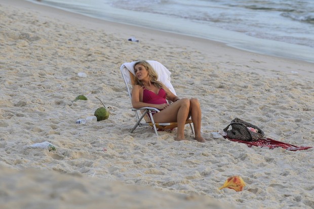 Christine Fernandes na praia (Foto: Delson Silva/ Agnews)