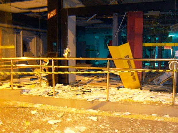 Imagem da entrada do banco, com seu interior danificado pelos explosivos (Foto: Divulgação/CRPO Serra)