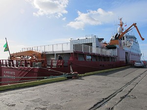 Visão do navio polar Almirante Maximiano, incorporado à frota da Marinha Brasileira em 2009 e utilizado em missões na Antártica (Foto: Eduardo Carvalho/G1)