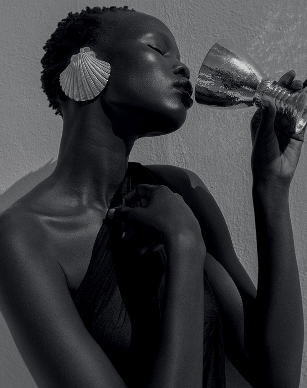 Shanelle Nyasiase clicada em Mykonos por Zee Nunes com edição de moda de Pedro Sales.  (Foto: Zee Nunes)