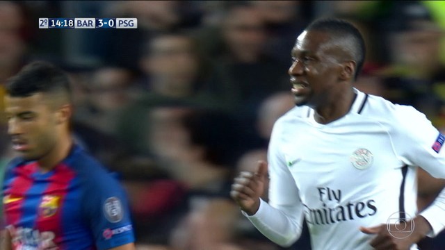 <p>
 Depois da cobran&ccedil;a de escanteio, sobra fica com Cavani, que chuta para o meio da &aacute;rea, a bola bate em Rafinha, em Matuidi e sai para tiro de meta.</p>
