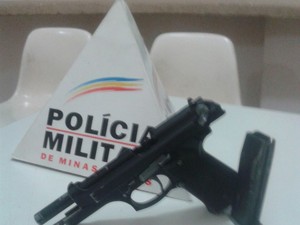 Réplica de arma foi apreendida com o suspeito (Foto: Polícia Militar/Divulgação)