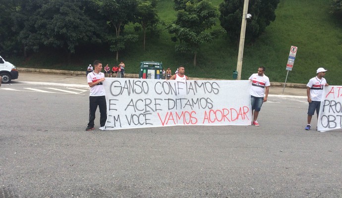 Torcida do São Paulo poupa Ganso do protesto e diz acreditar no meia (Foto: Marcelo Hazan)