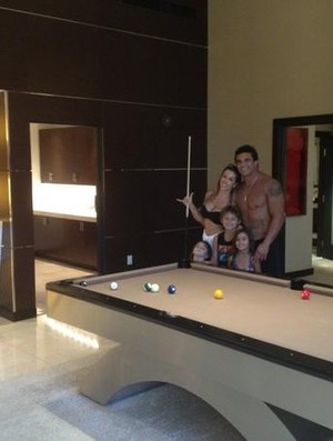 Vitor Belfort ficam em quarto luxuoso com sua família  (Foto: Reprodução/Twitter)