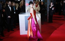 Lily Allen vai com look 'cheguei' ao BAFTA Awards, em Londres