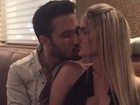 Decotada, Bárbara Evans troca beijos com o namorado