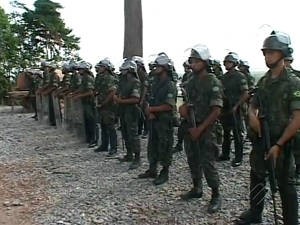 Homens do exército participaram de treinamento para, em caso de conflito, proteger um dos principais canteiros da usina de Belo Monte (Foto: Reprodução/TV Liberal)