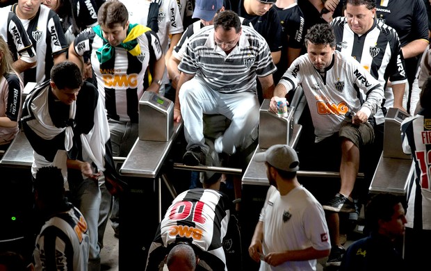 confusão entrada Mineirão final Libertadores (Foto: Alexandre Rezende)
