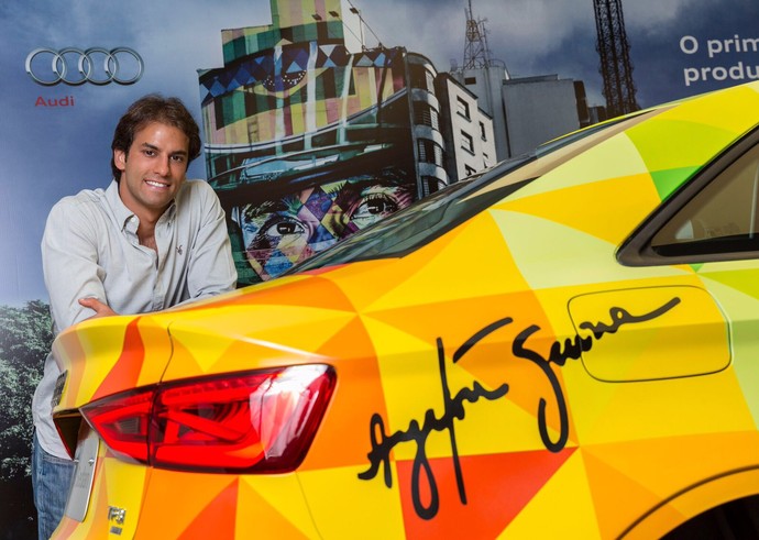 Felipe Nasr posta com carro e pôster em homenagem a Ayrton Senna (Foto: Divulgação)