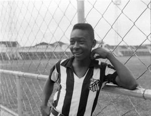 Pelé, quando vestiu a camisa do Santos pela primeira vez (Foto: Reprodução/Twitter)