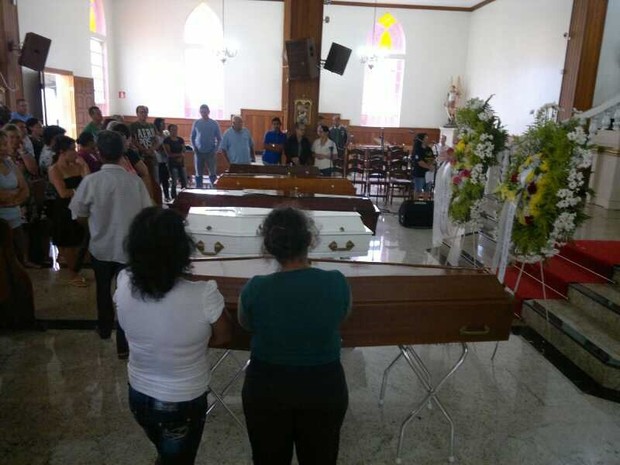 Velório e enterro foi realizado sob forte comoção da família e da população da cidade. (Foto: Denise Rodrigues / Inter TV dos Vales)