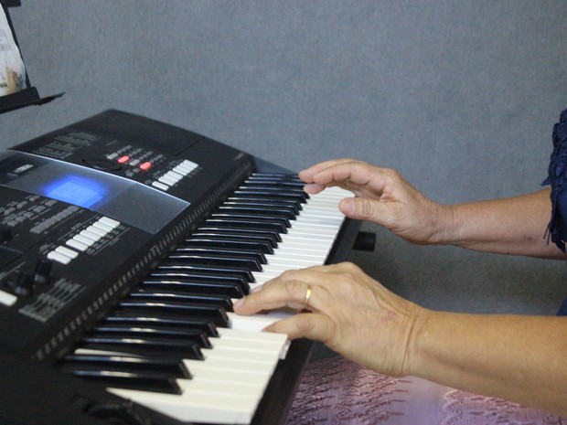 Dona Francisca tem o sonho de tocar na igreja em que frequenta (Foto: Samantha Rodrigues/ G1 Piauí)