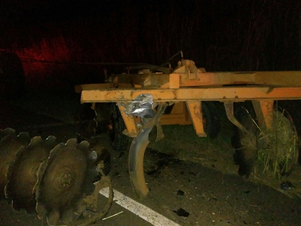 Camionete colidiu com grade que era transportada por trator (Foto: Divulgação)