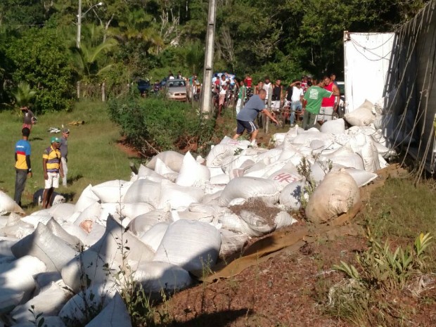 Carga de cacau ficou espalhada pelo local (Foto: Carlos José/Site Voz  da Bahia)