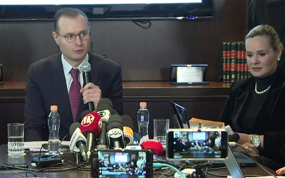 Os advogados de Lula, Cristiano Zanin Martins e Valeska Teixeira Martins (Foto: GloboNews/Reprodução)