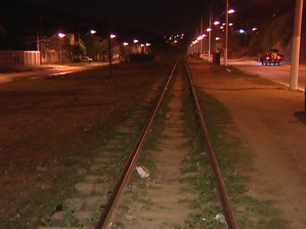 Menina é atropelada por trem em linha de Cariacica, no ES (Foto: Reprodução/TV Gazeta)
