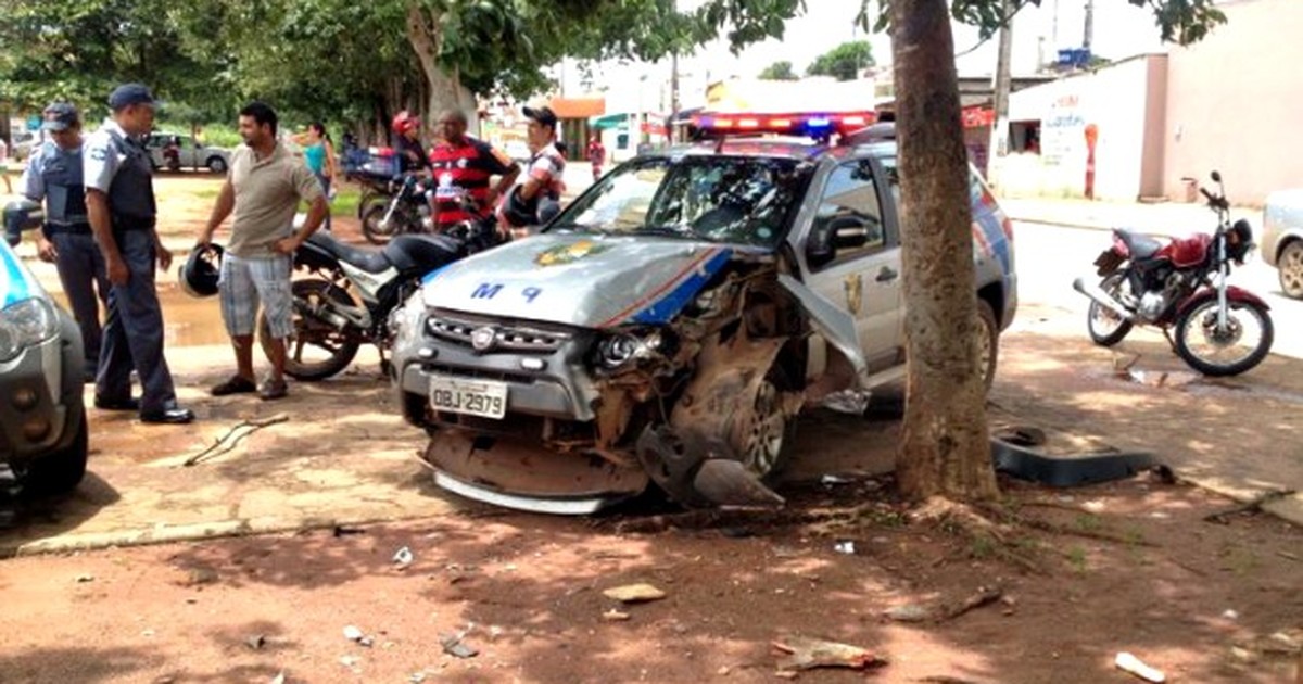 G1 Carro da PM bate em árvore em MT ao perseguir ladrões de