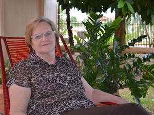 A aposentada Korina Lurdes Carloto conseguiu aliviar as dores musculares através da acupuntura (Foto: Andréia Machado/G1)