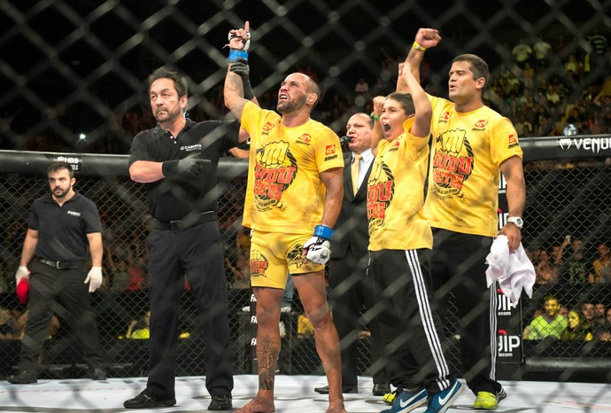 Dudu Bastos chegou a sua 8ª vitória consecutiva no MMA, e segue invicto (Foto: Jana Aguiar)