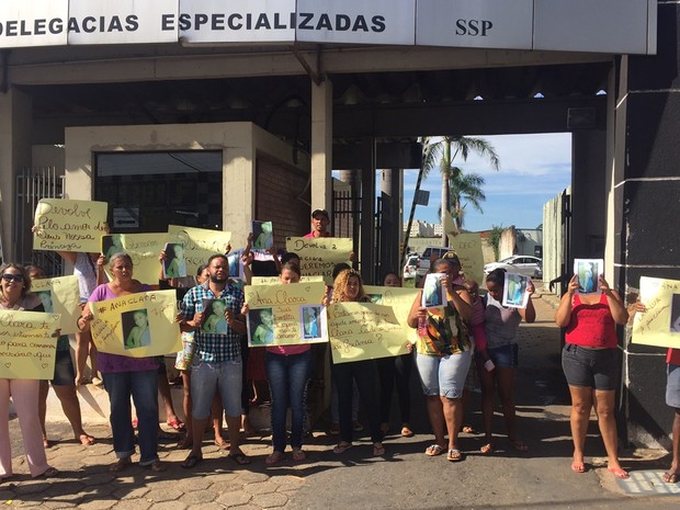 Familiares e vizinhos de Ana Clara Camargo fazem protesto na porta da Deic, em Goiânia, Goiás (Foto: Murillo Velasco/G1)