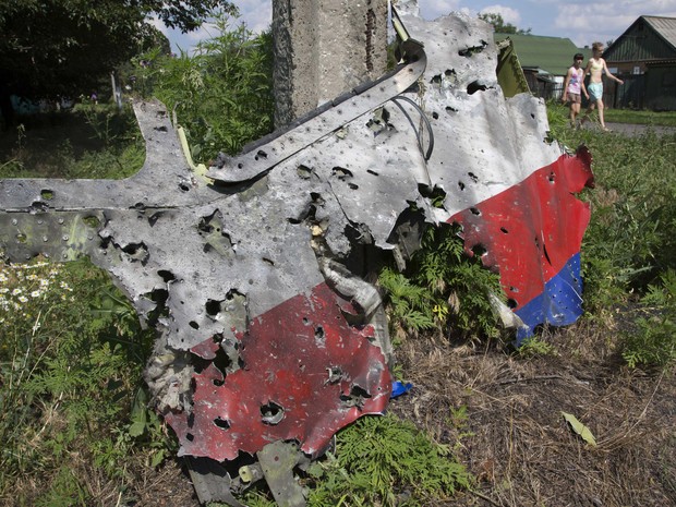 Analistas militares informaram nesta quarta (23) que o tamanho, propagação, forma e número de impactos de estilhaços visíveis em fotografia da AP em parte dos destroços apontam que o avião da Malysia foi atingido por um sistema de mísseis como o SA-11 Buk (Foto: Dmitry Lovetsky/AP)