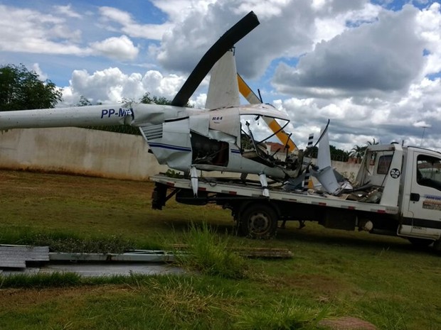 Helicóptero foi retirado com ajuda de um guincho (Foto: Reprodução/ TV TEM) Helicóptero foi retirado com ajuda de um guincho (Foto: Reprodução/ TV TEM)