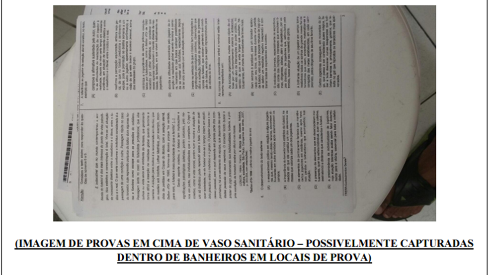 Polícia encontrou fotos de provas de concursos tiradas em banheiros, aparentemente ainda nos locais de prova, durante a Operação Gabarito (Foto: Reprodução/Polícia Civil da Paraíba)